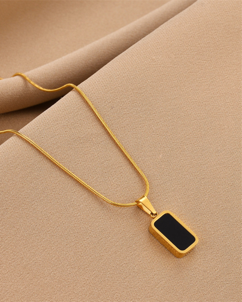 Elegant Noir Necklace